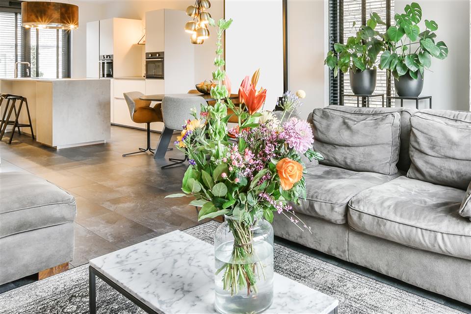 Top 10 Flowers for an Elegant Interior Design